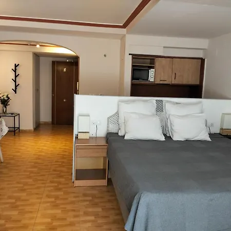 Unique 4-1 Apartahotel 3*